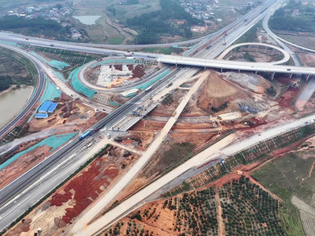 湖南建投交建公司茶常高速第八合同段项目全线梁板架设圆满完成并实现双幅贯通